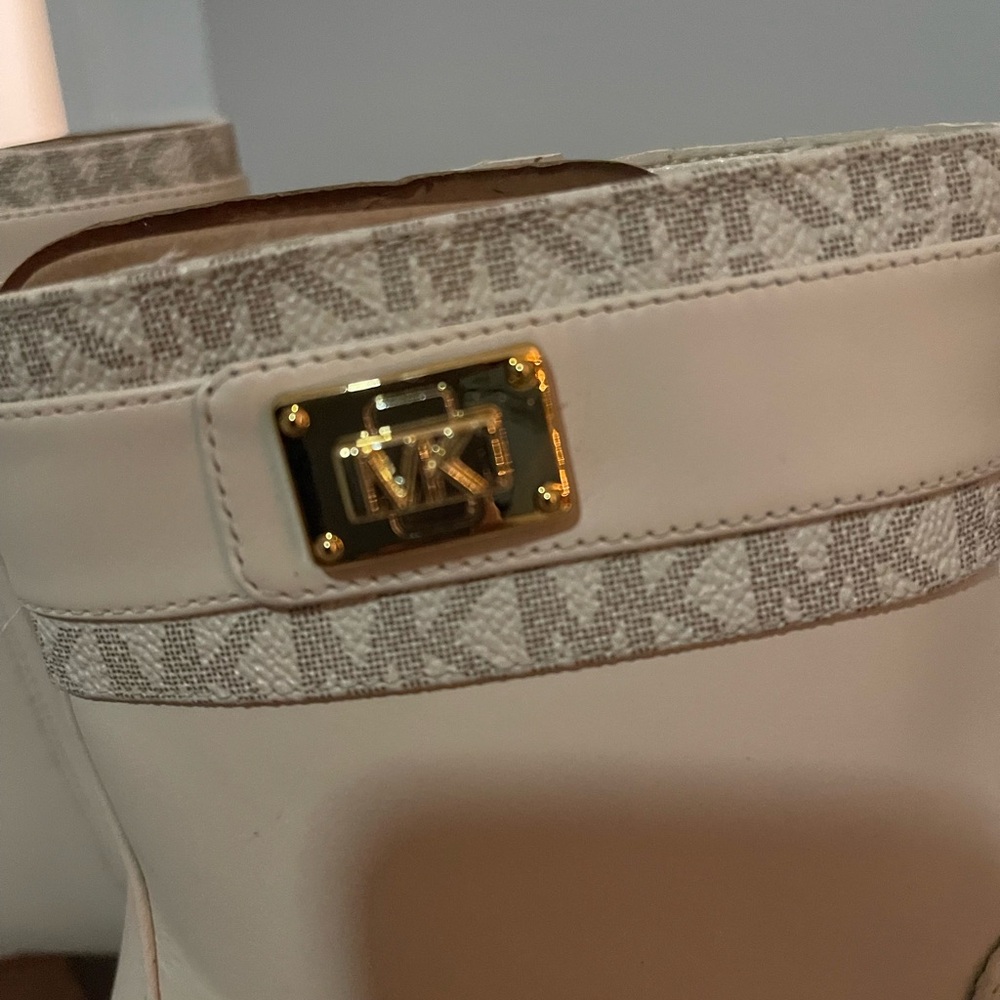 NWOB Michael Kors Cream Ankle Booties Size 9 - Picture 7 of 14